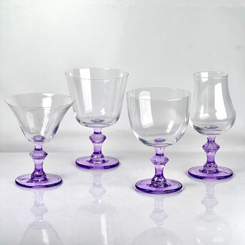 jakość 4‑Pack Vintage Purple Stem Wine Glasses, Assorted Shapes Clear Cup with Decorative Purple Stem, Handblown Glass Goblets for Wedding Party Home Tabletop Decoration fabryka