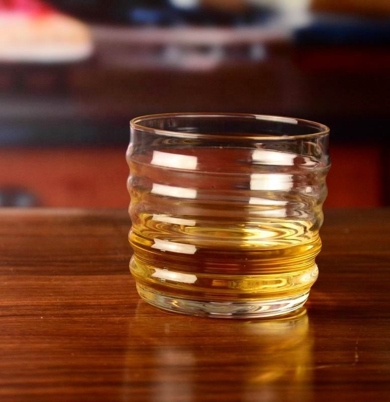jakość Anti Skidding Handmade Whiskey Glass With Wave Pattern fabryka