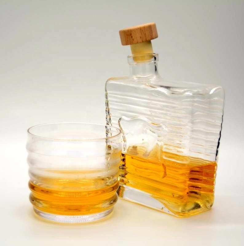 jakość Anti Skidding Handmade Whiskey Glass With Wave Pattern fabryka