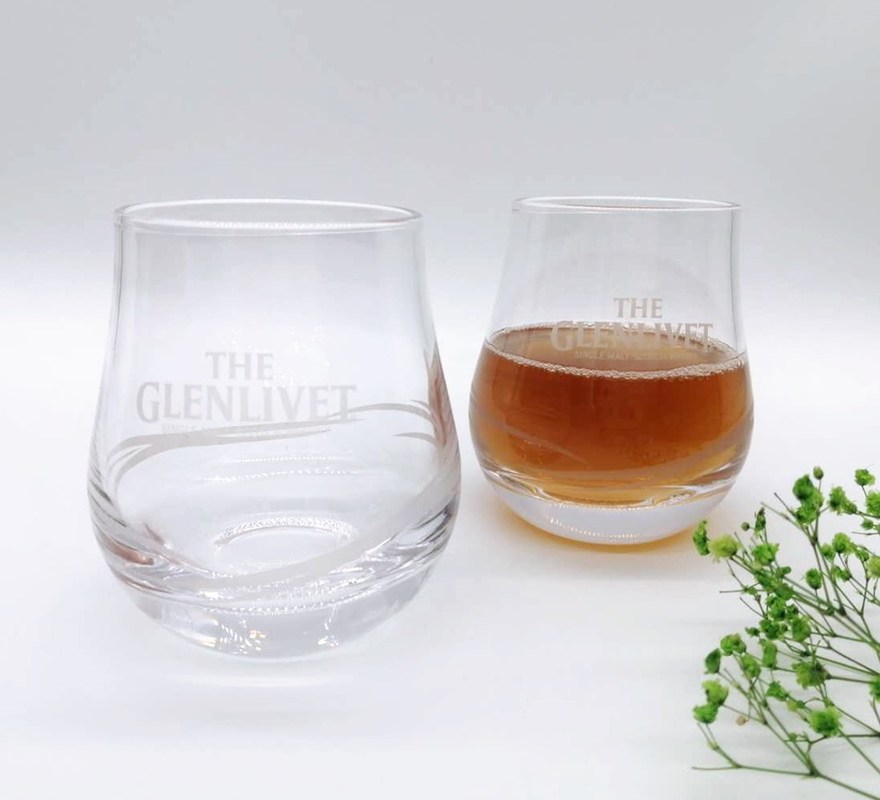 jakość Old Fashioned Round Handmade Whiskey Glass With Heavey Base fabryka