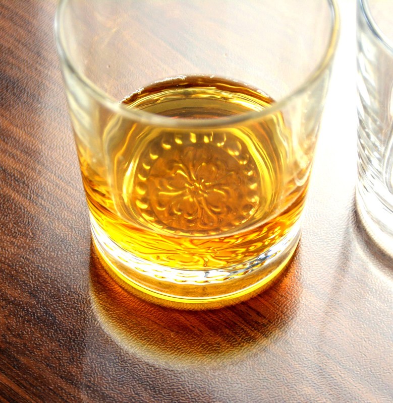 jakość Wholesale Concise Tumbler Drinking Glasses Customized Embossed Flower Pattern Double Old Fashion Glass Cup fabryka