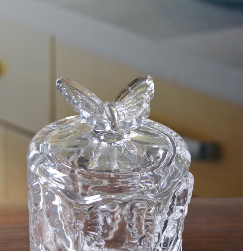 jakość Butterfly Embossed Creative Crystal Glass Storage Jars fabryka