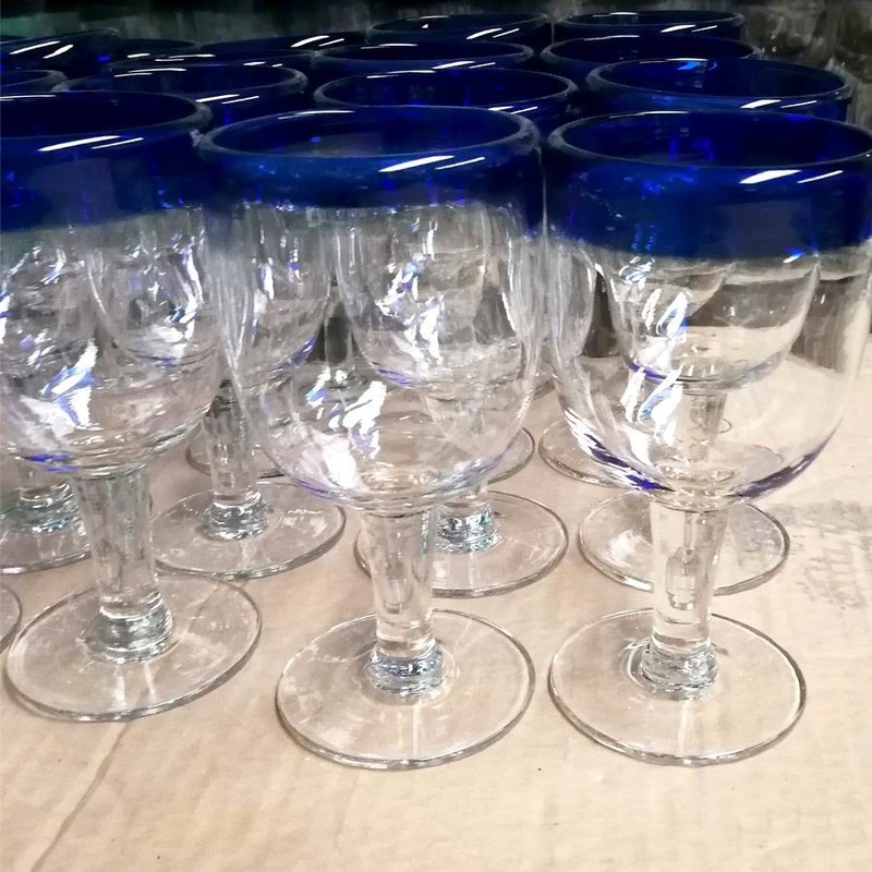 jakość Blue Rim Mexican Drinking Glass Crystal Wine Glass , Red Glass Wine Glasses fabryka