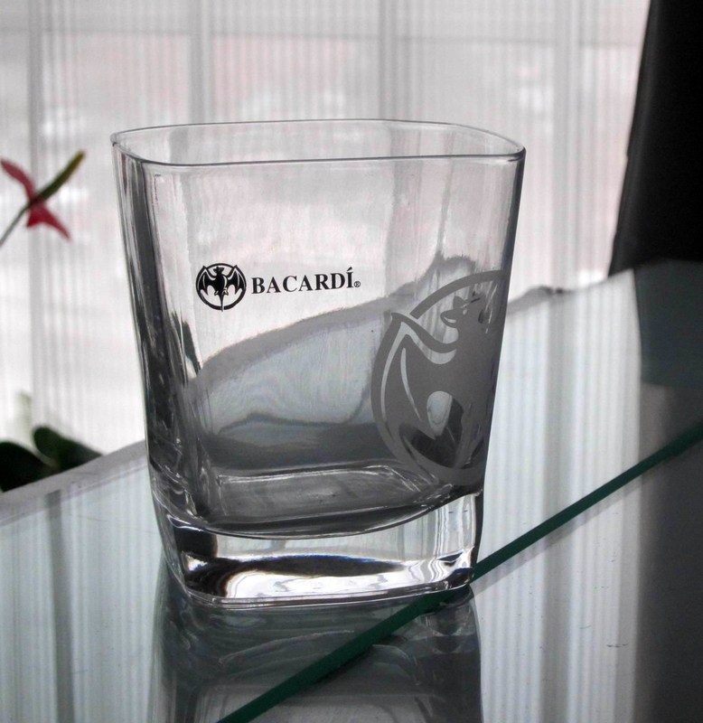 jakość Customize Print Logo Bacardi Whiskey Tumbler Glass , Square Whiskey Glasses fabryka