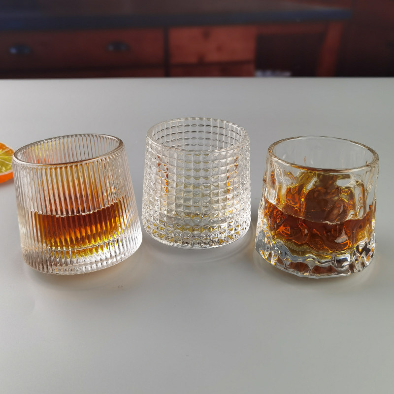 jakość Lead Free  FDA Embossed Handmade Whiskey Glass Turning Bottom fabryka