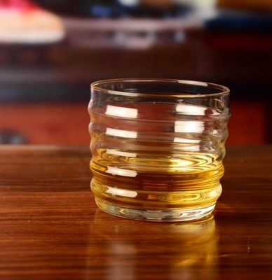 jakość Anti Skidding Handmade Whiskey Glass With Wave Pattern fabryka