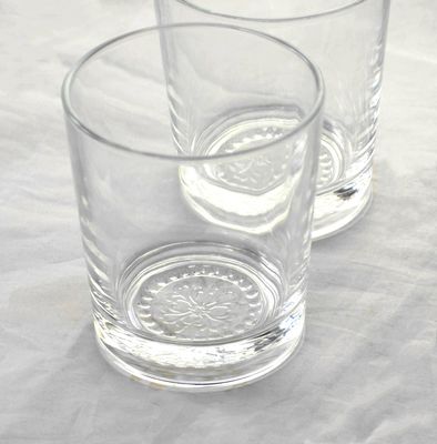jakość Wholesale Concise Tumbler Drinking Glasses Customized Embossed Flower Pattern Double Old Fashion Glass Cup fabryka