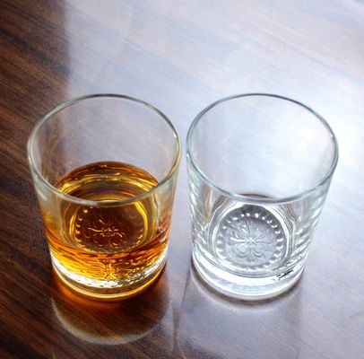 jakość Wholesale Concise Tumbler Drinking Glasses Customized Embossed Flower Pattern Double Old Fashion Glass Cup fabryka