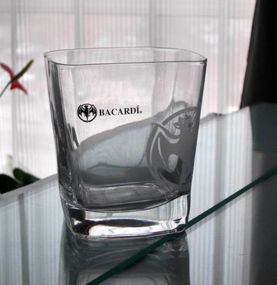 jakość Customize Print Logo Bacardi Whiskey Tumbler Glass , Square Whiskey Glasses fabryka
